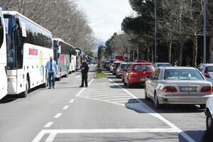 Protestna vožnja autoprevoznika u Podgorici, nezadovoljni odnosom...