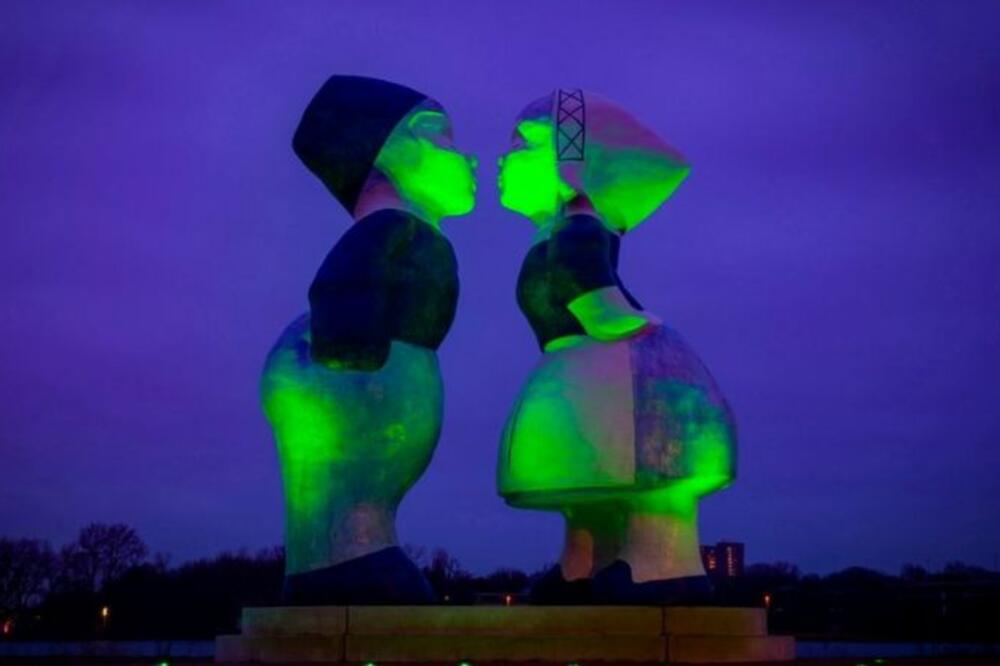 Statua para koji se ljubi u Amsterdamu, Foto: TOURISM IRELAND GLOBAL GREENING