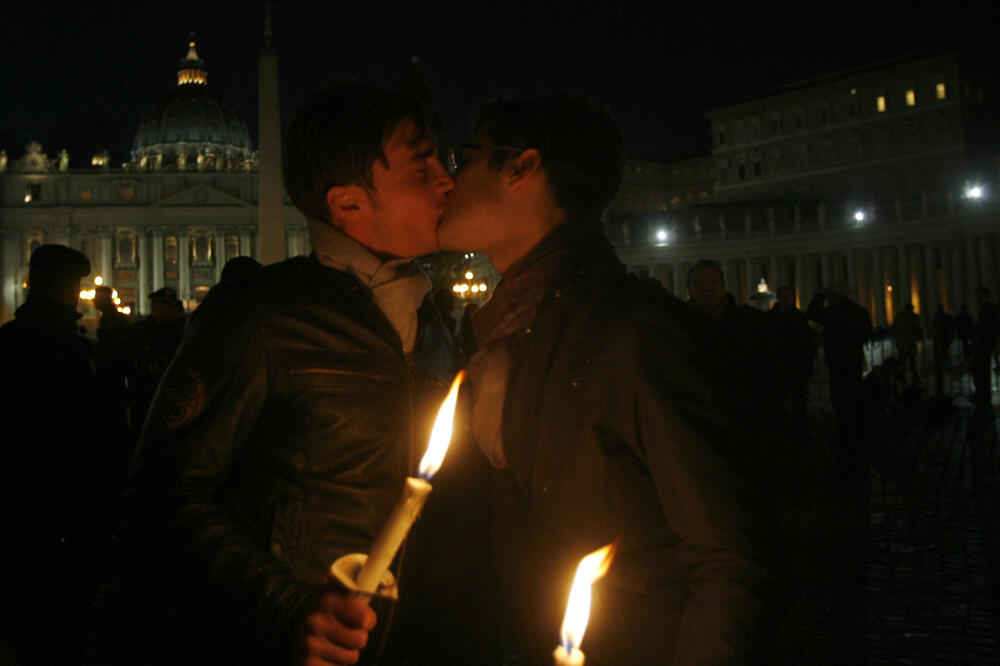 Dvojica gej muškaraca na Trgu svetog Petra tokom protesta za vjerska prava gej osoba 2008. godine, Foto: Beta/AP