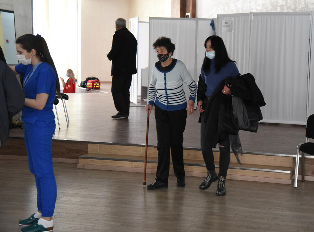 <p>Preko 120 pacijenata vakcinisano je u prva četiri sata vakcinacije Sinofarmom, u periodu 8-12h, i ti podaci su, kako kažu zdravstveni radnici, zadovoljavajući imajući u vidu da će se vakcinacija obavljati i u nastavku dana</p>