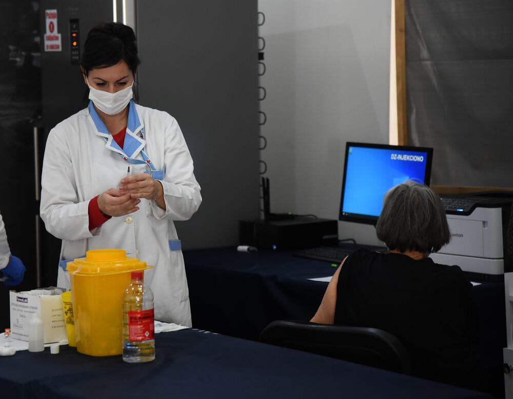 <p>Preko 120 pacijenata vakcinisano je u prva četiri sata vakcinacije Sinofarmom, u periodu 8-12h, i ti podaci su, kako kažu zdravstveni radnici, zadovoljavajući imajući u vidu da će se vakcinacija obavljati i u nastavku dana</p>