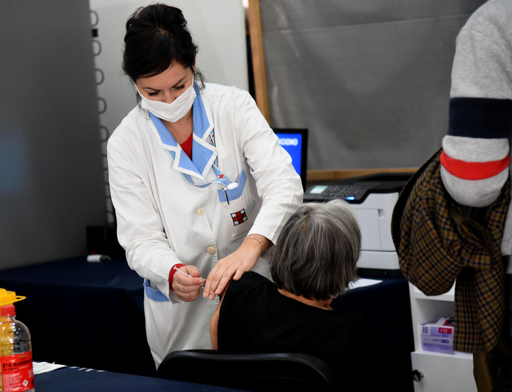 <p>Preko 120 pacijenata vakcinisano je u prva četiri sata vakcinacije Sinofarmom, u periodu 8-12h, i ti podaci su, kako kažu zdravstveni radnici, zadovoljavajući imajući u vidu da će se vakcinacija obavljati i u nastavku dana</p>