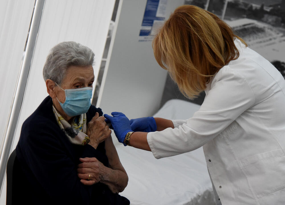 <p>Preko 120 pacijenata vakcinisano je u prva četiri sata vakcinacije Sinofarmom, u periodu 8-12h, i ti podaci su, kako kažu zdravstveni radnici, zadovoljavajući imajući u vidu da će se vakcinacija obavljati i u nastavku dana</p>