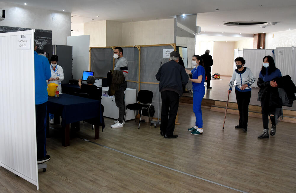 <p>Preko 120 pacijenata vakcinisano je u prva četiri sata vakcinacije Sinofarmom, u periodu 8-12h, i ti podaci su, kako kažu zdravstveni radnici, zadovoljavajući imajući u vidu da će se vakcinacija obavljati i u nastavku dana</p>