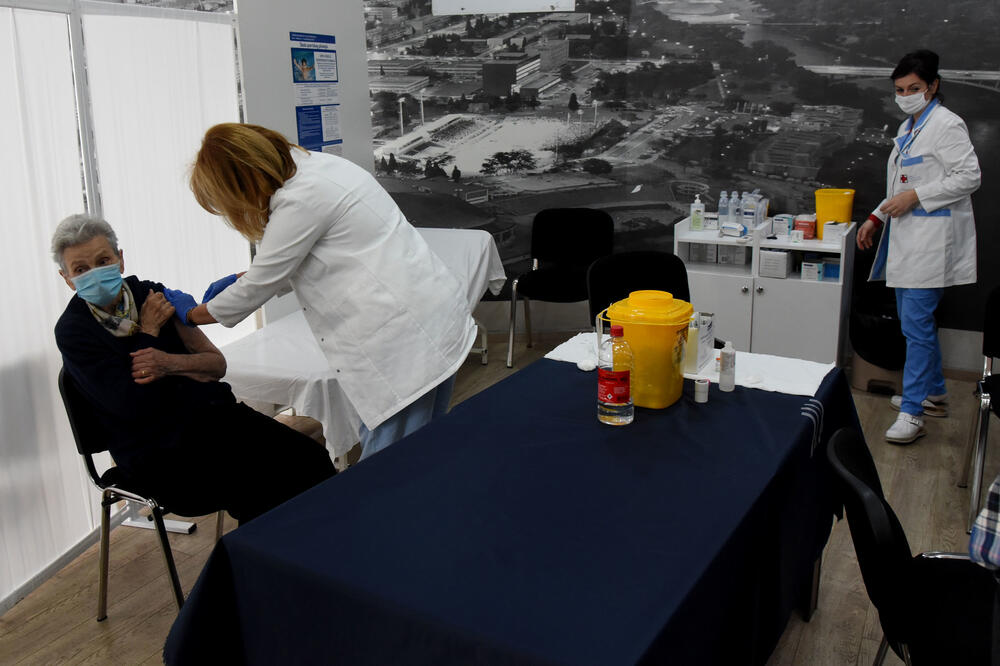 <p>Preko 120 pacijenata vakcinisano je u prva četiri sata vakcinacije Sinofarmom, u periodu 8-12h, i ti podaci su, kako kažu zdravstveni radnici, zadovoljavajući imajući u vidu da će se vakcinacija obavljati i u nastavku dana</p>