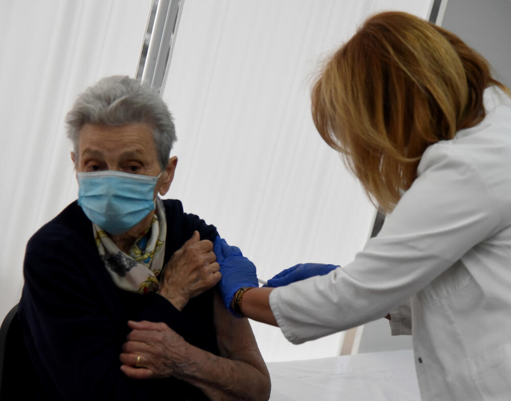 <p>Preko 120 pacijenata vakcinisano je u prva četiri sata vakcinacije Sinofarmom, u periodu 8-12h, i ti podaci su, kako kažu zdravstveni radnici, zadovoljavajući imajući u vidu da će se vakcinacija obavljati i u nastavku dana</p>