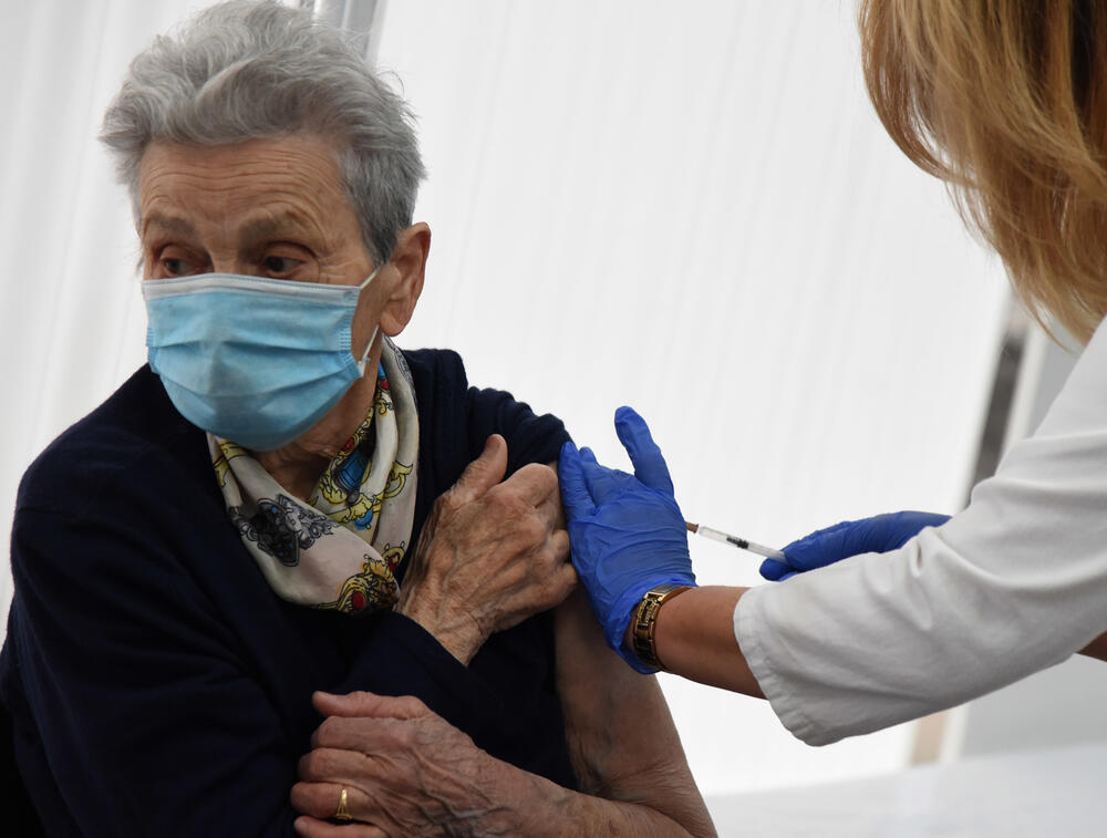 <p>Preko 120 pacijenata vakcinisano je u prva četiri sata vakcinacije Sinofarmom, u periodu 8-12h, i ti podaci su, kako kažu zdravstveni radnici, zadovoljavajući imajući u vidu da će se vakcinacija obavljati i u nastavku dana</p>