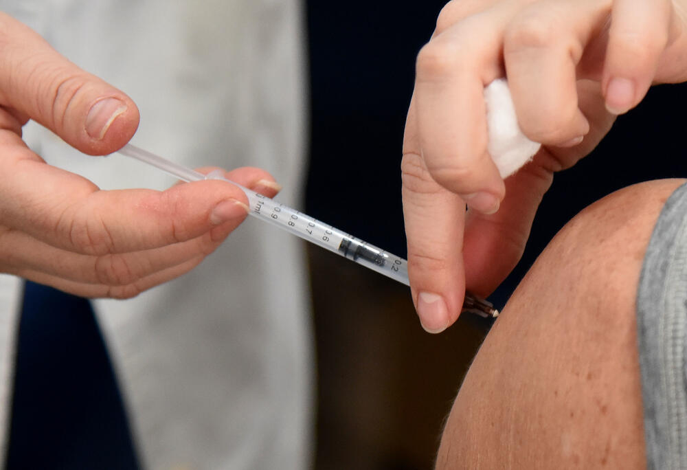 <p>Preko 120 pacijenata vakcinisano je u prva četiri sata vakcinacije Sinofarmom, u periodu 8-12h, i ti podaci su, kako kažu zdravstveni radnici, zadovoljavajući imajući u vidu da će se vakcinacija obavljati i u nastavku dana</p>