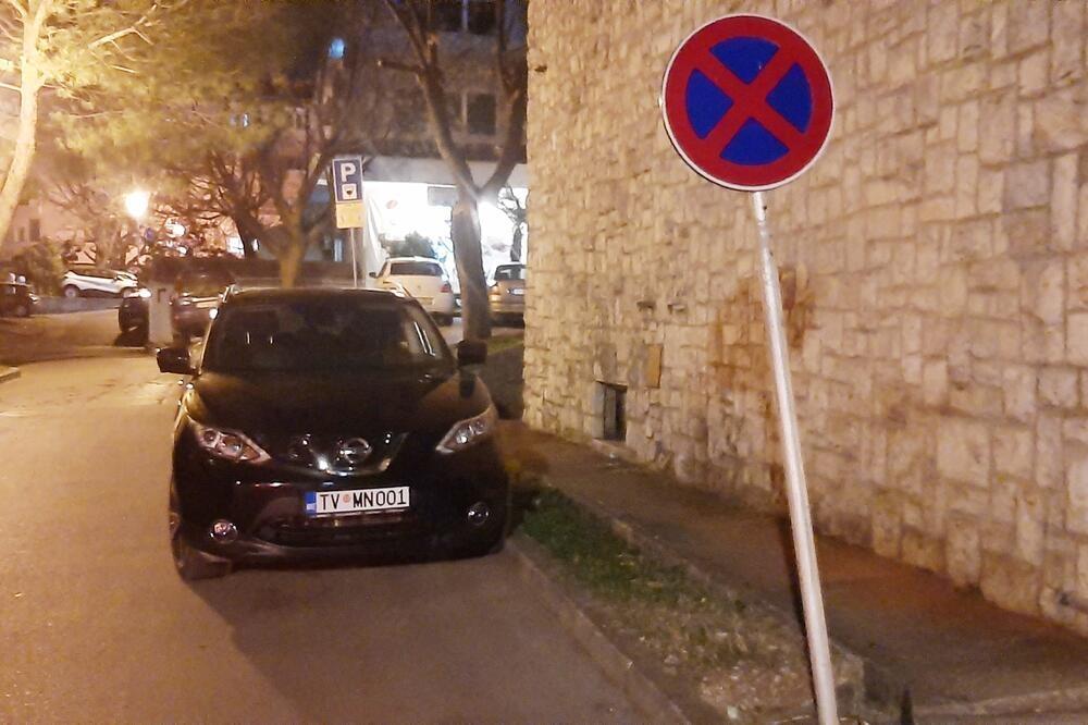 Nepravilno parkirani opštinski nisan u vrijeme kada ga je stalno koristio Kusovac, Foto: Siniša Luković