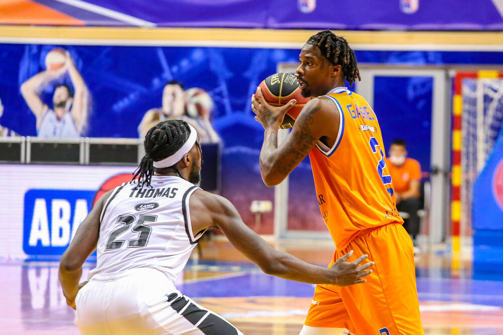 Keni Gejbrijel i Rašon Tomas u duelu u Baru u prvom dijelu sezone, Foto: ABA