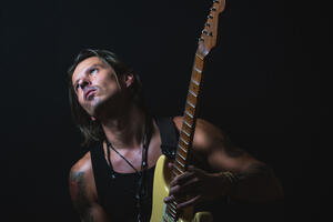 Gitarista Igor Paspalj zahvaljujući priznanju zatrpan poslom