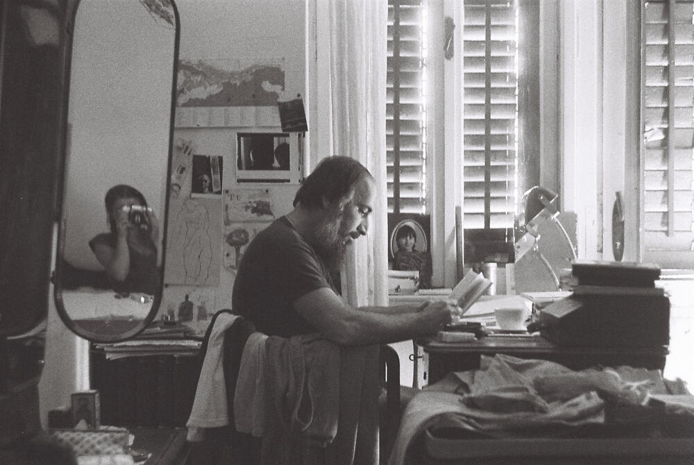 Milan u svojoj radnoj sobi