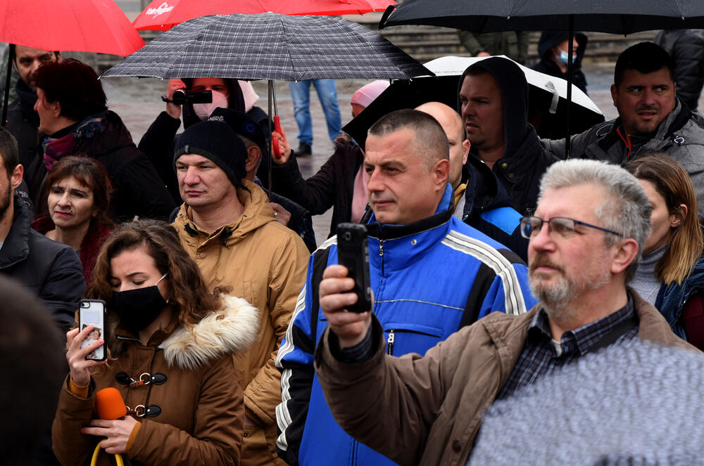 <p>Kako navode građani, okupili su da protestuju zbog mjera protiv širenja koronavirusa</p>