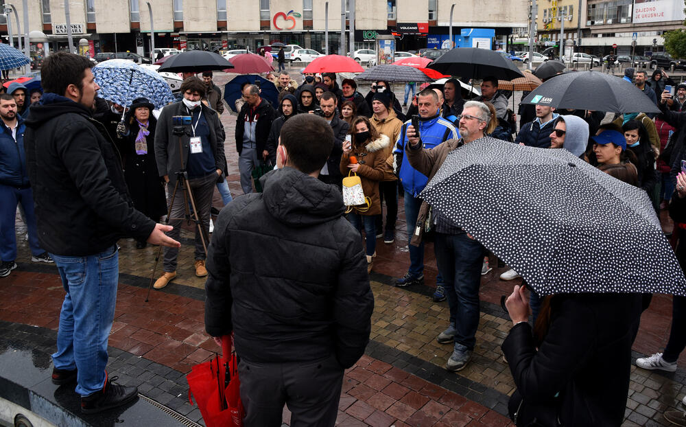 <p>Kako navode građani, okupili su da protestuju zbog mjera protiv širenja koronavirusa</p>
