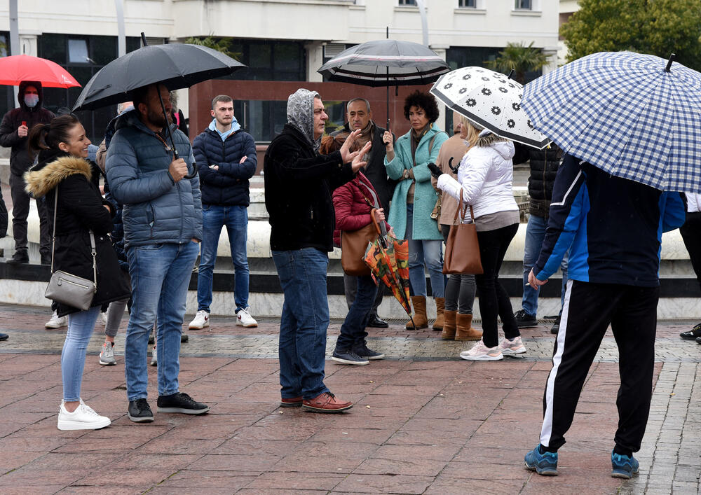 <p>Kako navode građani, okupili su da protestuju zbog mjera protiv širenja koronavirusa</p>