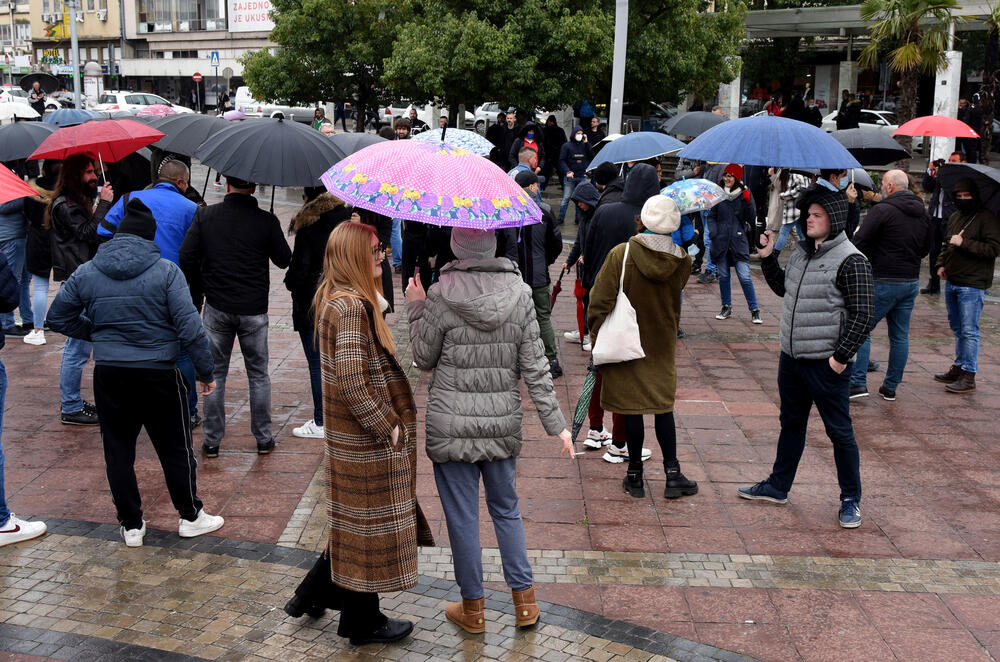 <p>Kako navode građani, okupili su da protestuju zbog mjera protiv širenja koronavirusa</p>