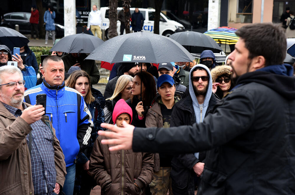 <p>Kako navode građani, okupili su da protestuju zbog mjera protiv širenja koronavirusa</p>