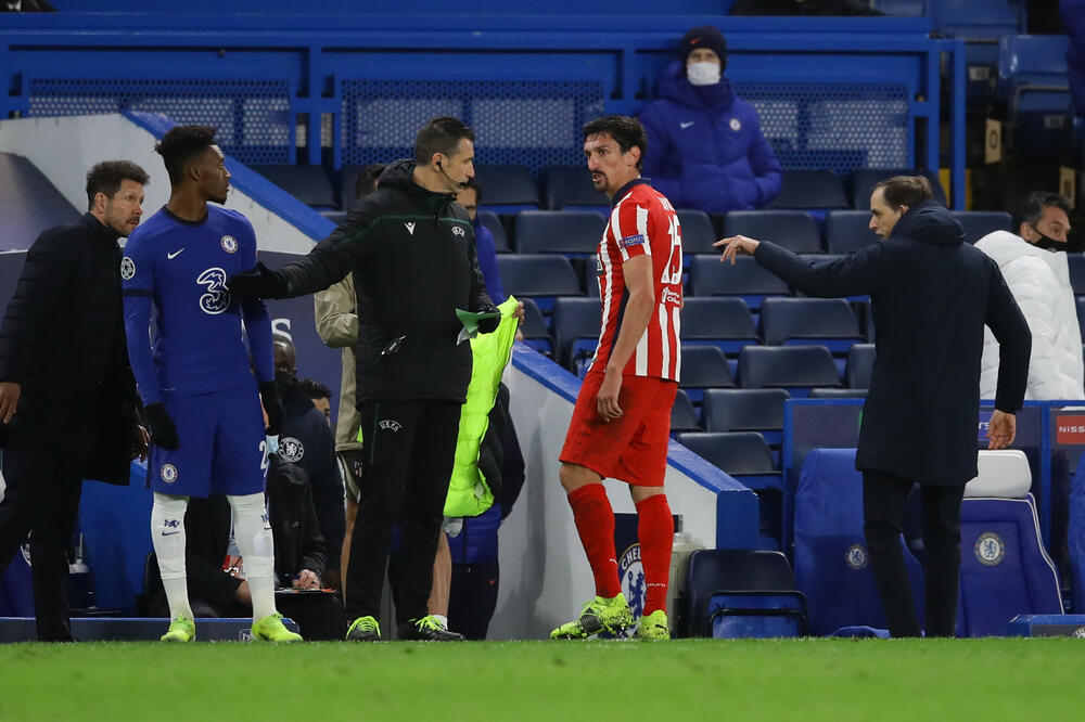 Stefan Savić napušta teren nakon isključenja, Foto: Reuters