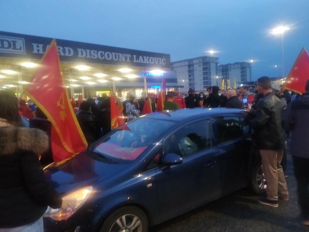<p>Na društvenim mrežama danas su pozivani svi "Crnogorci da u 18 časova u svim gradovima započnu auto-kolone"</p>