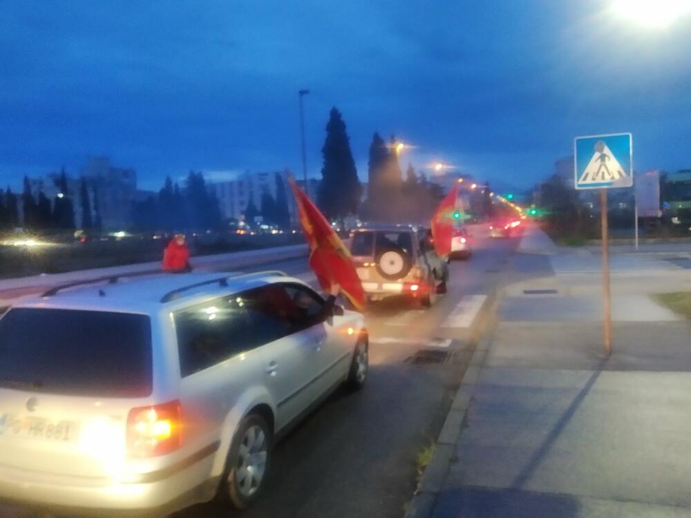 <p>Na društvenim mrežama danas su pozivani svi "Crnogorci da u 18 časova u svim gradovima započnu auto-kolone"</p>
