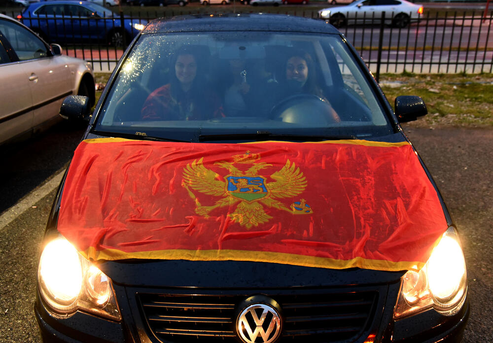 <p>Na društvenim mrežama danas su pozivani svi "Crnogorci da u 18 časova u svim gradovima započnu auto-kolone"</p>