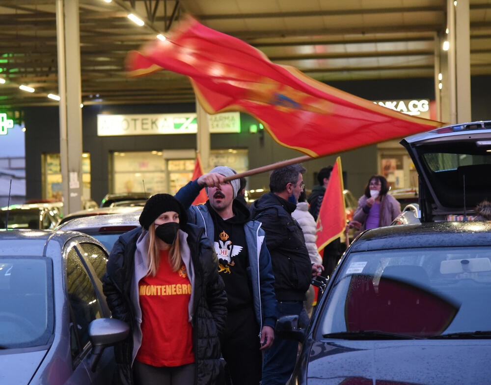 <p>Na društvenim mrežama danas su pozivani svi "Crnogorci da u 18 časova u svim gradovima započnu auto-kolone"</p>