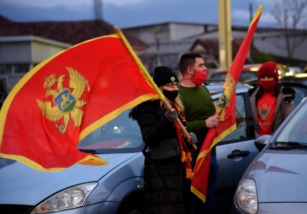 <p>Na društvenim mrežama danas su pozivani svi "Crnogorci da u 18 časova u svim gradovima započnu auto-kolone"</p>