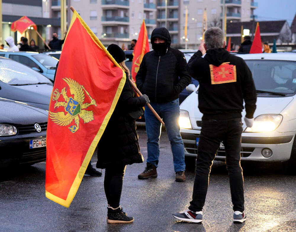 <p>Na društvenim mrežama danas su pozivani svi "Crnogorci da u 18 časova u svim gradovima započnu auto-kolone"</p>