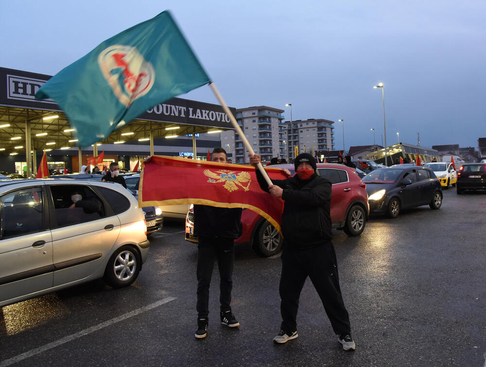 <p>Na društvenim mrežama danas su pozivani svi "Crnogorci da u 18 časova u svim gradovima započnu auto-kolone"</p>