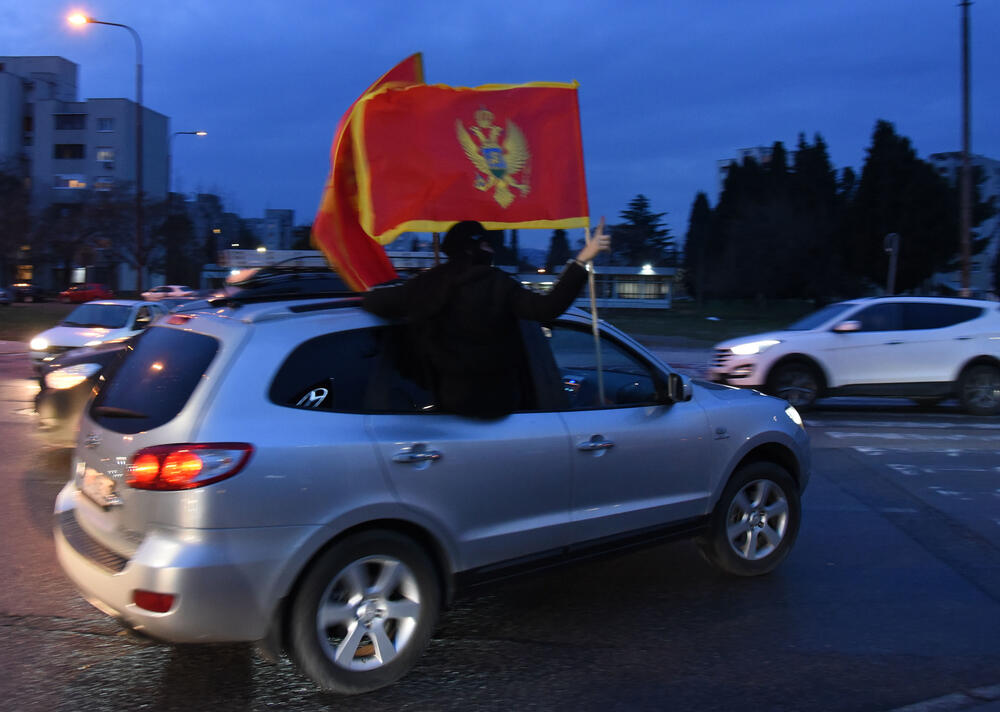 <p>Na društvenim mrežama danas su pozivani svi "Crnogorci da u 18 časova u svim gradovima započnu auto-kolone"</p>