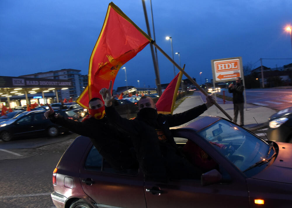 <p>Na društvenim mrežama danas su pozivani svi "Crnogorci da u 18 časova u svim gradovima započnu auto-kolone"</p>