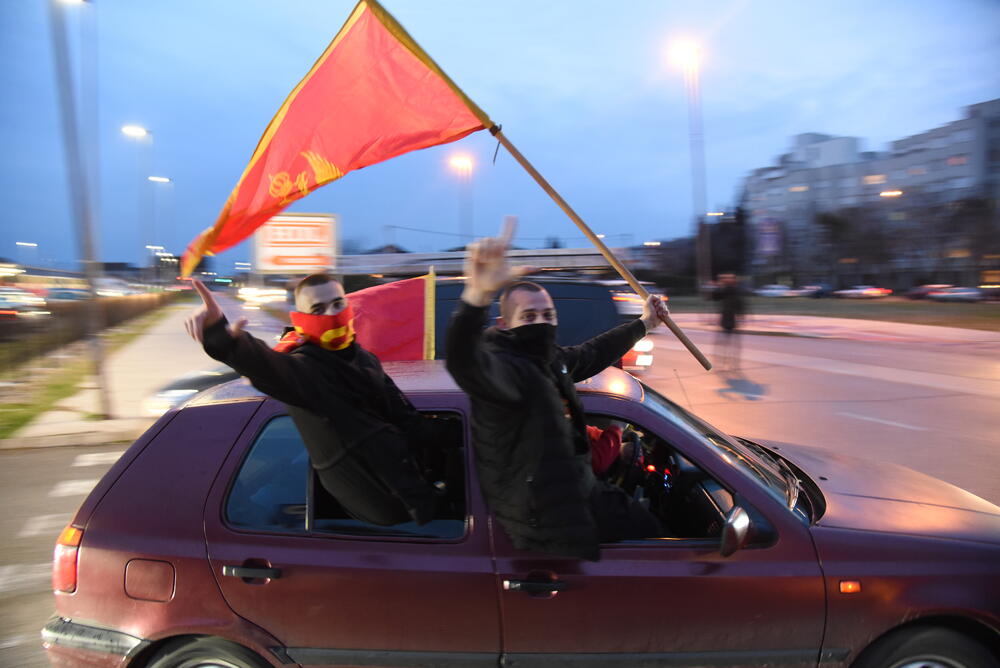 <p>Na društvenim mrežama danas su pozivani svi "Crnogorci da u 18 časova u svim gradovima započnu auto-kolone"</p>