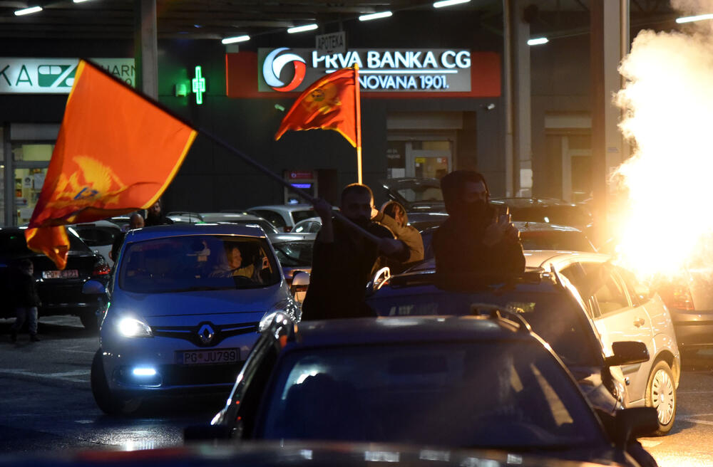 <p>Na društvenim mrežama danas su pozivani svi "Crnogorci da u 18 časova u svim gradovima započnu auto-kolone"</p>