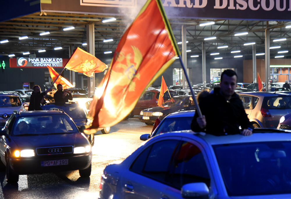 <p>Na društvenim mrežama danas su pozivani svi "Crnogorci da u 18 časova u svim gradovima započnu auto-kolone"</p>