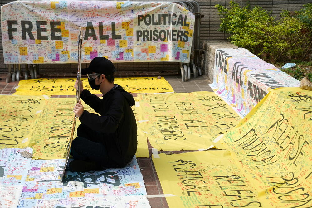 Pristalica prodemokratskih aktivista ispred suda u Hongkongu