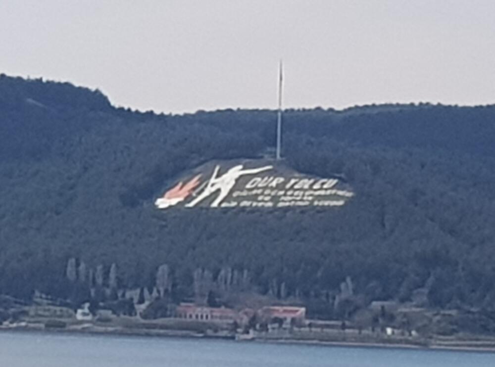 “Stani putniče”, natpis uklesan sa galipoljske strane u pravcu Čanakala