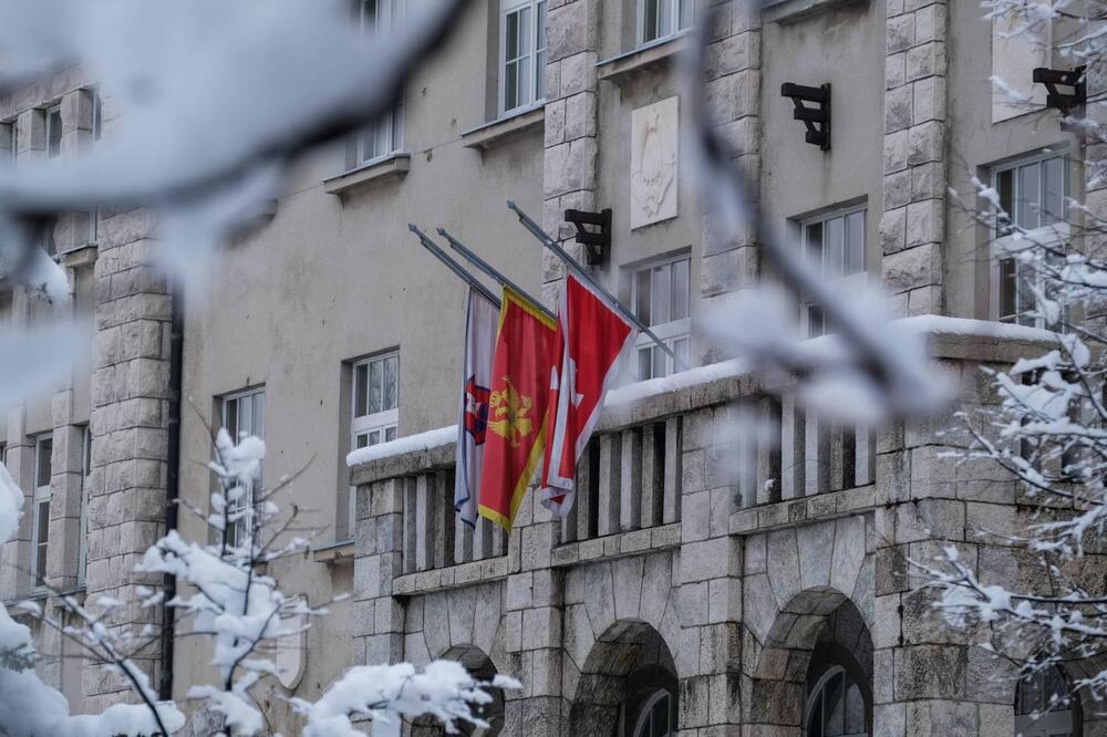 Zastave na pola koplja na Cetinju, Foto: Prijestonica Cetinje