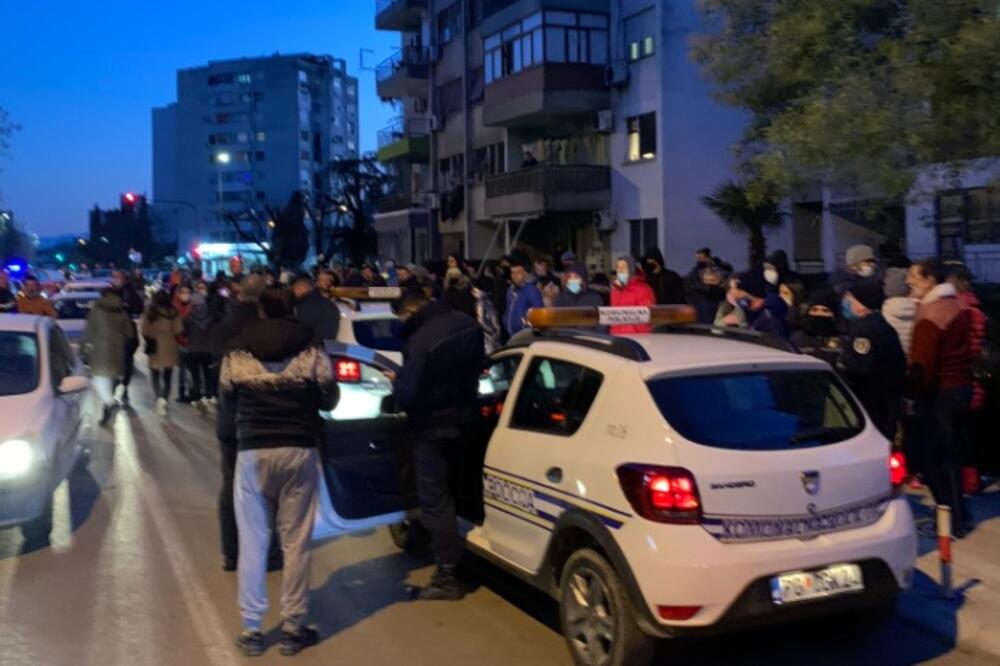 Građani i policija na Zabjelu, Foto: Twitter