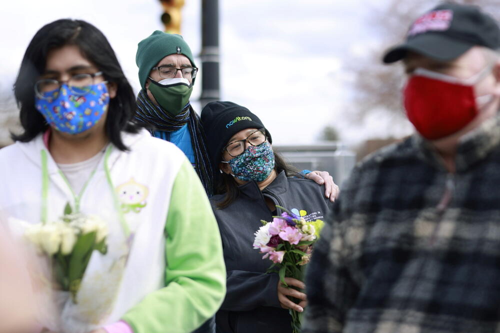 Ljudi otsvaljaju cvijeće na mjestu na kome je ubijeno 10 ljudi, Foto: Reuters