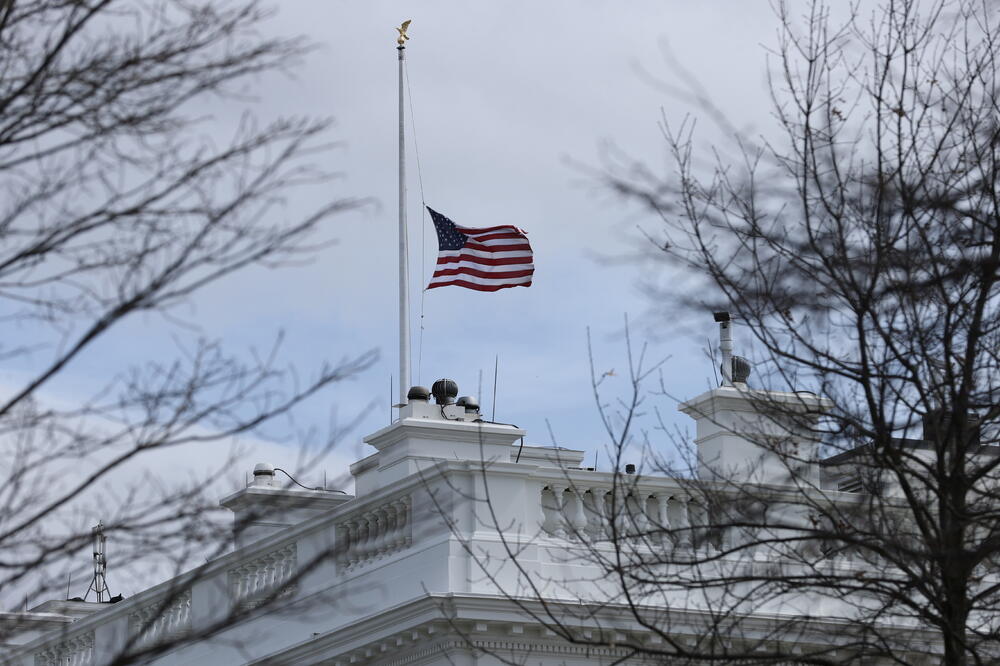 Zastave u Vašingtonu spuštene su na pola koplja, Foto: Reuters