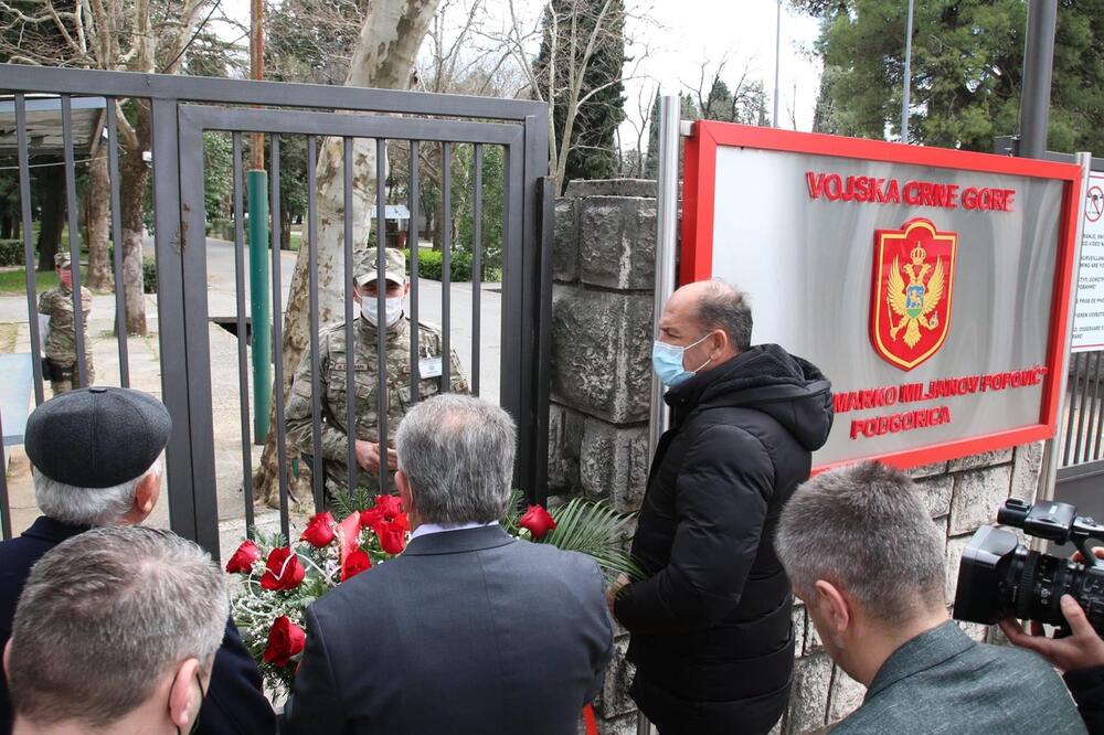Okupljenima nije dozvoljen ulazak u kasarnu, Foto: DF