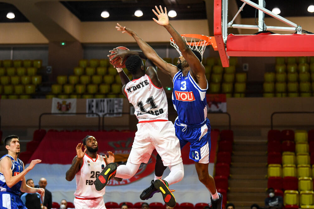 Može i mora bolje nego u Monte Karlu: Melvin Edžim u duelu sa Abdulajeom Endojeom, Foto: AS Monaco Basket