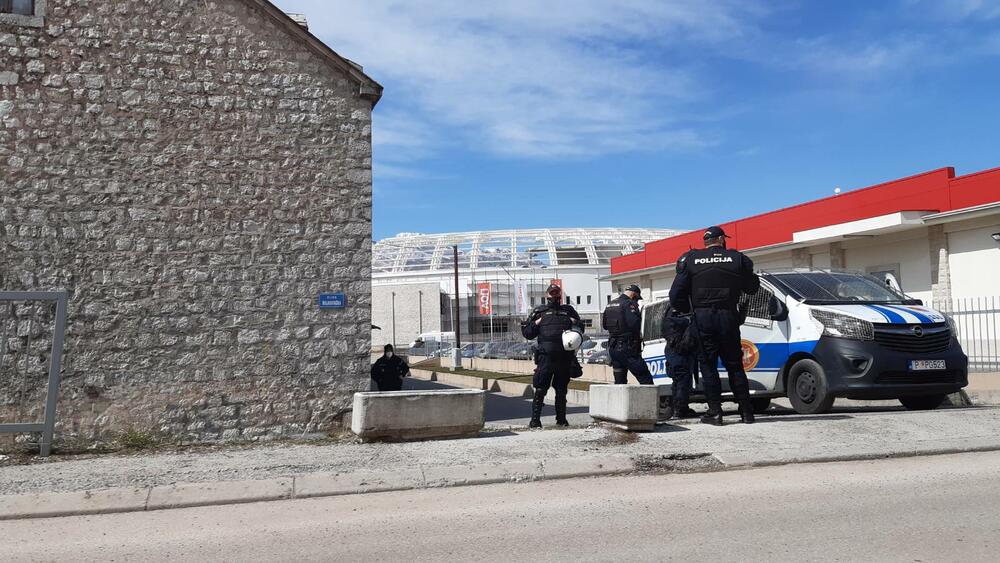 <p>U 12 sati posebna sjednica Skupštine na čijem dnevnom redu je Premijerski sat. Na Cetinju se okupio dio građana koji protestuje, a čime su prekršene mjere protiv širenja koronavirusa</p>