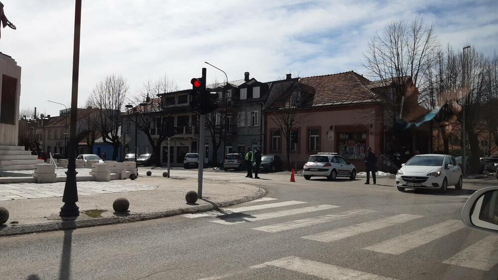 <p>U 12 sati posebna sjednica Skupštine na čijem dnevnom redu je Premijerski sat. Na Cetinju se okupio dio građana koji protestuje, a čime su prekršene mjere protiv širenja koronavirusa</p>