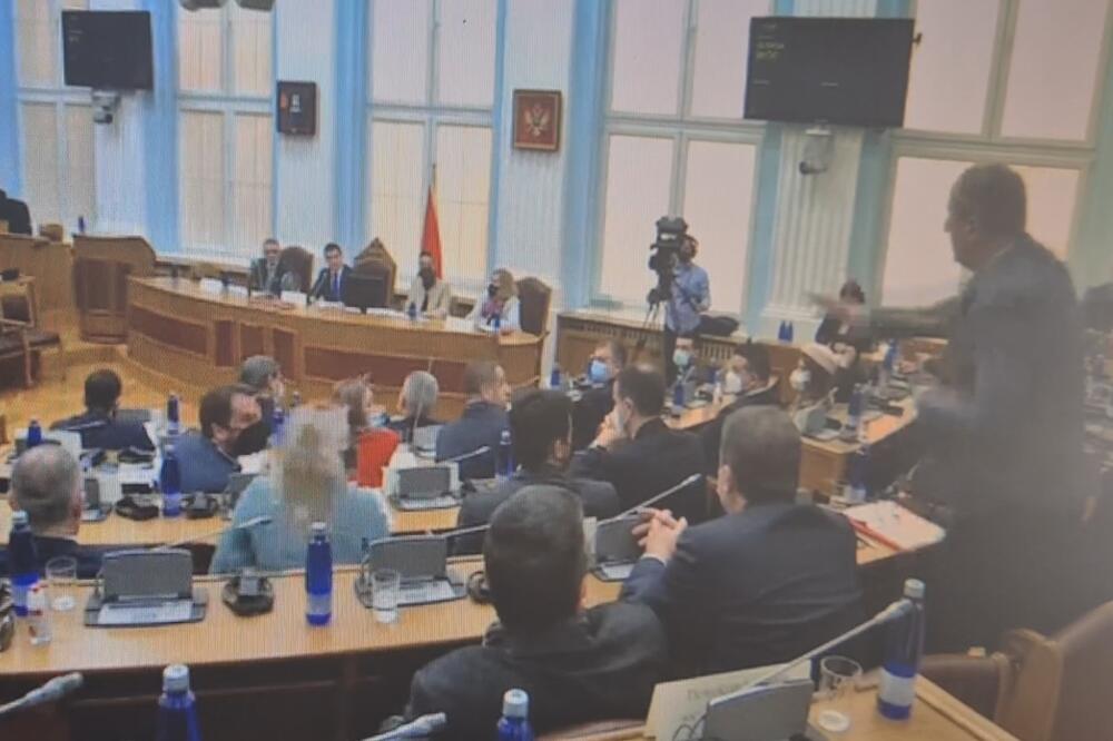 Popović baca Poslovnik, Foto: Printscreen