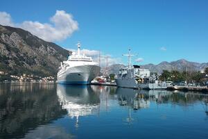 Dva broda u luci Kotor
