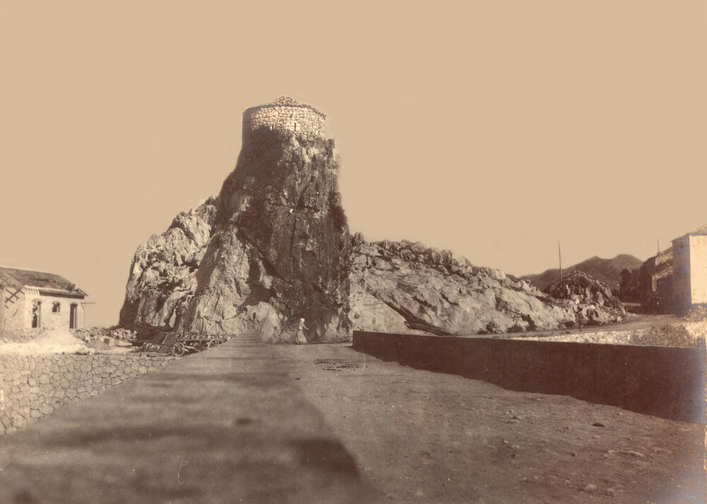 Prije spomenika, na prirodnoj stijeni koja ga izdiže iznad Virpazara, nalazila se kapela.