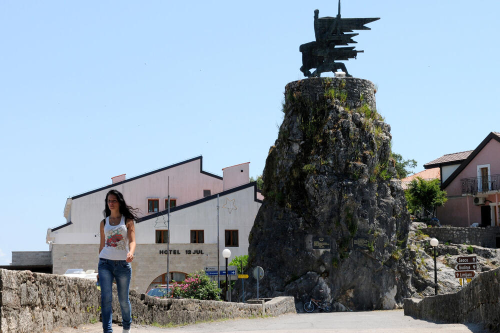 Spomenik herojima ustanka protiv okupatora, Foto: Savo Prelević