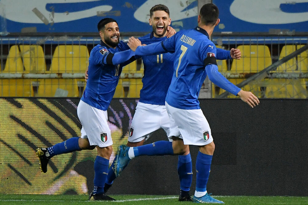 Berardi proslavlja gol sa saigračima protiv Sjeverne Irske, Foto: Reuters