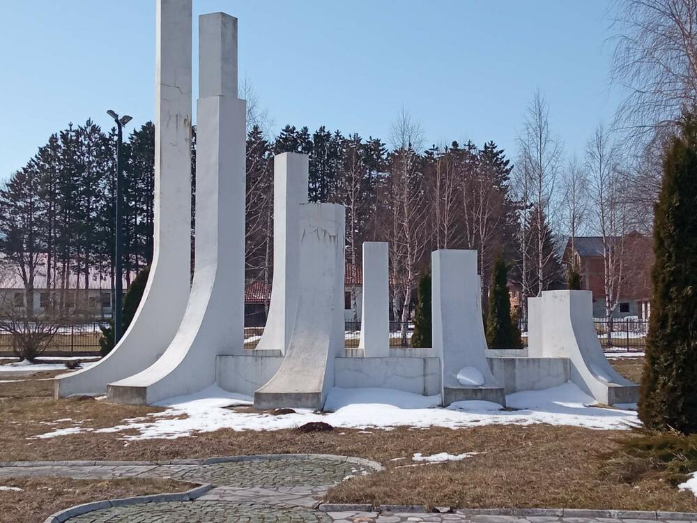 <p>Zahvaljujući brizi lokalnog Udruženja NOR-a i antifašista, spomen kompleks je besprekorno uređen i dio je zvanične turističke ponude Kolašina</p>